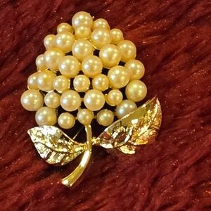 🍂 Vintage Faux Goldtone & Pearl Floral Brooch
